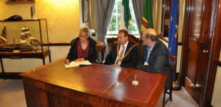 Alyssa Hinton Lord Mayor of Cork signing